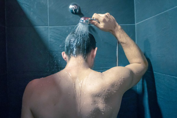D&ugrave; khỏe mạnh đến đ&acirc;u, vừa đi nắng về cũng đừng l&agrave;m việc n&agrave;y để giải nhiệt kẻo xuất huyết n&atilde;o - Ảnh 2.
