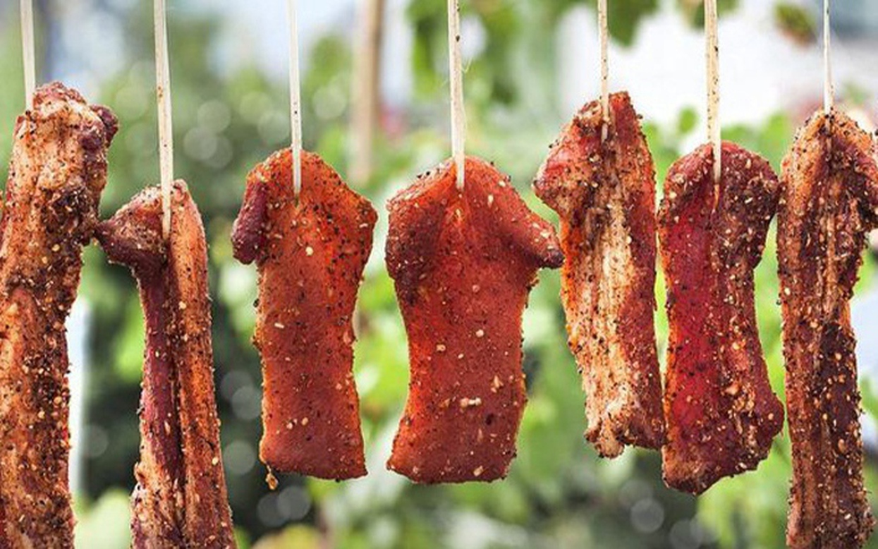 Nắng n&oacute;ng đỉnh điểm, m&oacute;n thịt heo một nắng đang hot MXH: Trước khi đem phơi kh&ocirc; đừng qu&ecirc;n c&aacute;c thao t&aacute;c n&agrave;y!- Ảnh 1.
