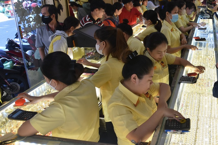 Gi&aacute; v&agrave;ng h&ocirc;m nay 27-5: Đảo chiều sụt giảm - Ảnh 1.