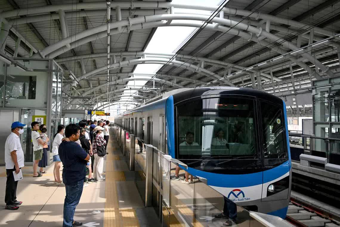 N&oacute;ng 40 độ, d&acirc;n văn ph&ograve;ng cất xe m&aacute;y ở nh&agrave;, đi l&agrave;m bằng Metro: Tiết kiệm được 2 tiếng b&ecirc;u nắng chen ch&uacute;c ngo&agrave;i đường- Ảnh 1.