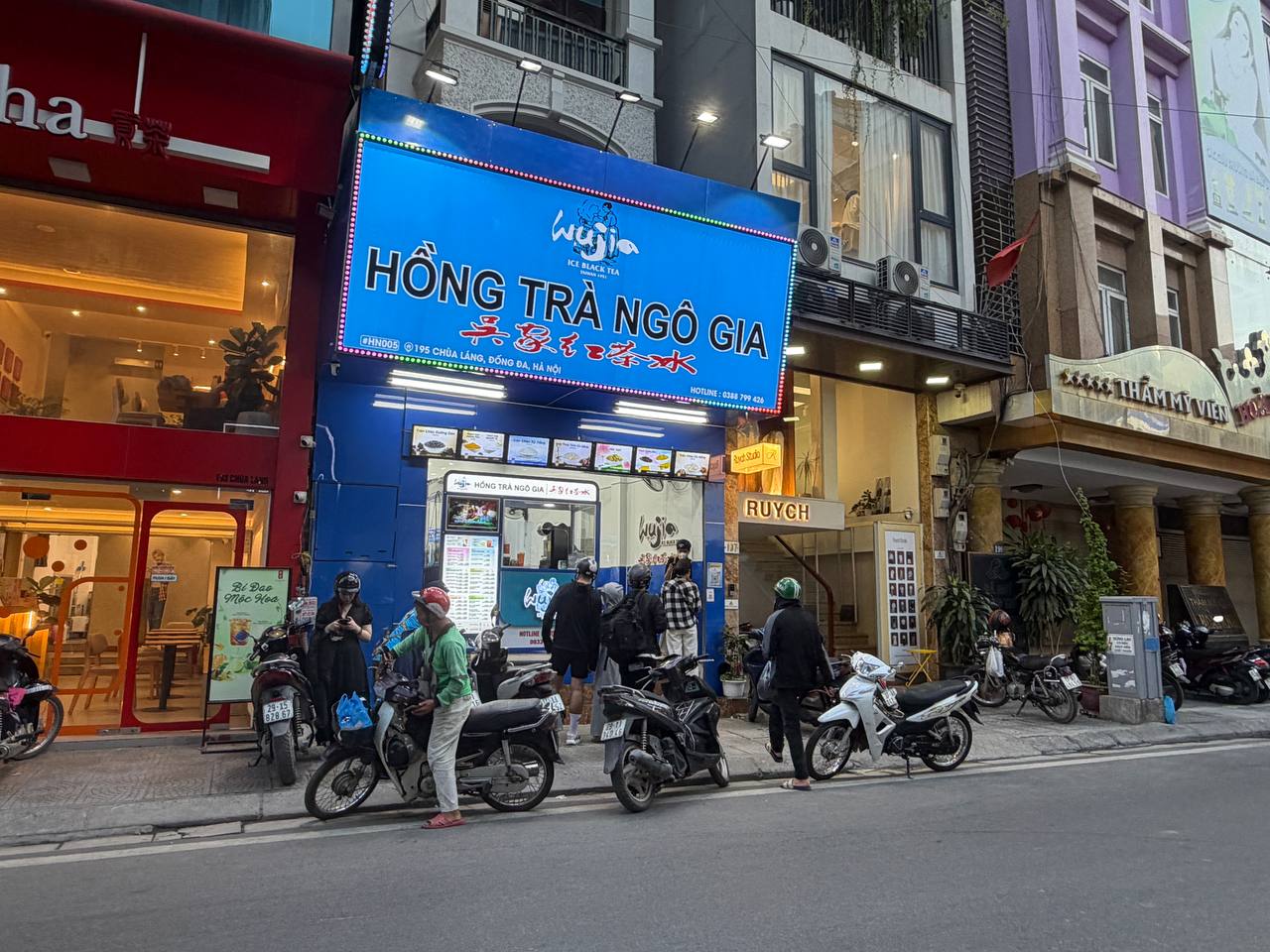 Trà sữa 7.000 đồng “đổ bộ” Hà Nội, trời nóng 40 độ khách vẫn xếp hàng mua- Ảnh 7. Trà sữa 7.000 đồng “đổ bộ” Hà Nội, trời nóng 40 độ khách vẫn xếp hàng mua- Ảnh 7.
