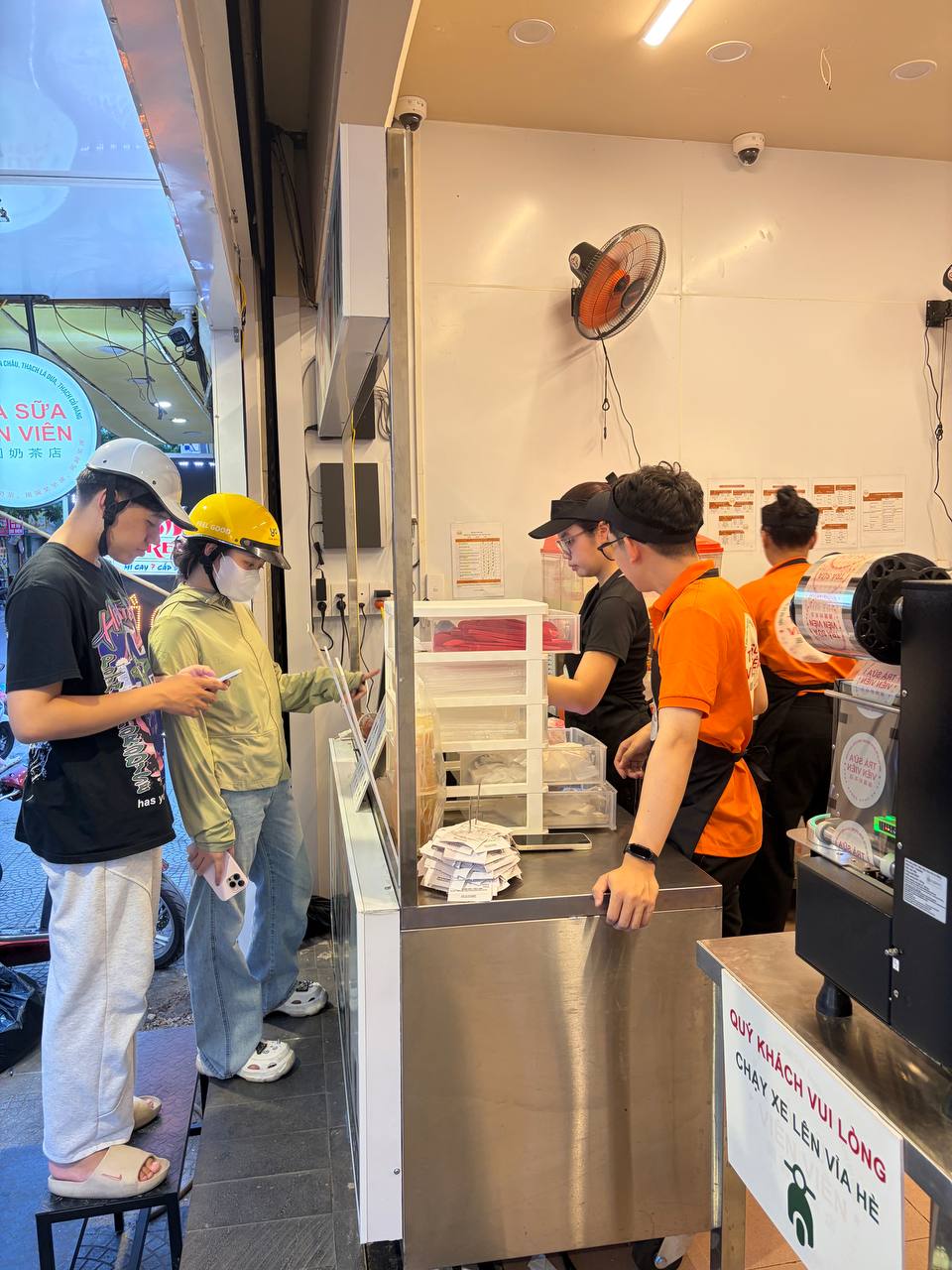 Trà sữa 7.000 đồng “đổ bộ” Hà Nội, trời nóng 40 độ khách vẫn xếp hàng mua- Ảnh 3. Trà sữa 7.000 đồng “đổ bộ” Hà Nội, trời nóng 40 độ khách vẫn xếp hàng mua- Ảnh 3.