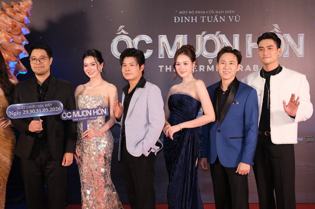 Bắt trọn khoảnh khắc "t&igrave;nh bể b&igrave;nh" của một cặp đ&ocirc;i đ&igrave;nh đ&aacute;m Vbiz tr&ecirc;n thảm đỏ, nh&igrave;n từ sau đ&atilde; thấy visual cực phẩm- Ảnh 1.