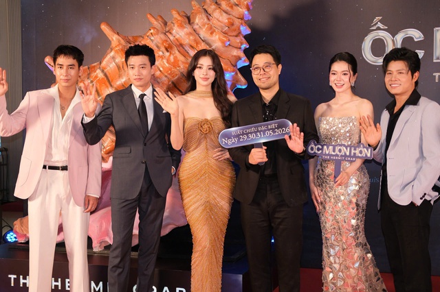 Bắt trọn khoảnh khắc "t&igrave;nh bể b&igrave;nh" của một cặp đ&ocirc;i đ&igrave;nh đ&aacute;m Vbiz tr&ecirc;n thảm đỏ, nh&igrave;n từ sau đ&atilde; thấy visual cực phẩm- Ảnh 6.
