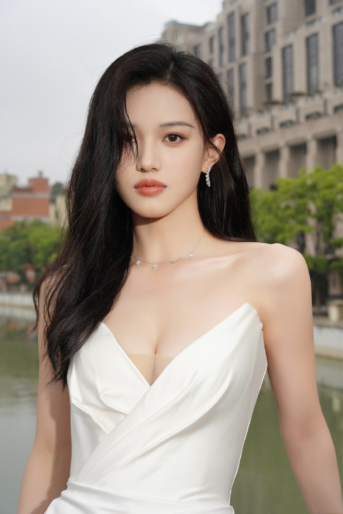 Sốc với tỷ lệ cơ thể "vô thực" của mỹ nhân cao hơn 1m70 của Cbiz: Đúng chuẩn thiên kim tiểu thư, diện đồ đơn giản mà cực sang chảnh- Ảnh 4. Sốc với tỷ lệ cơ thể "vô thực" của mỹ nhân cao hơn 1m70 của Cbiz: Đúng chuẩn thiên kim tiểu thư, diện đồ đơn giản mà cực sang chảnh- Ảnh 4.