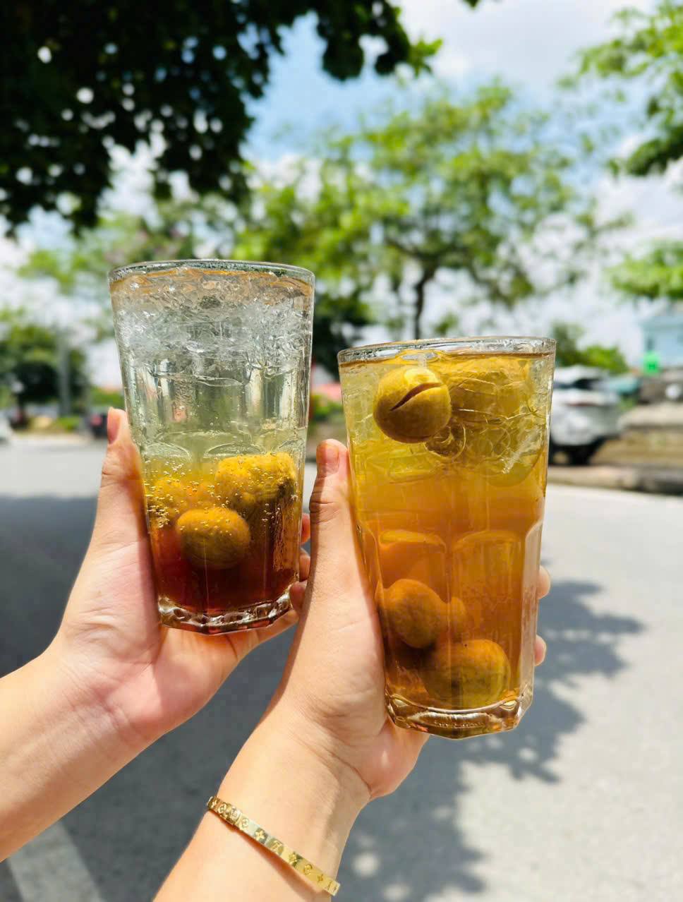 Thức uống vỉa h&egrave; t&ecirc;n kh&ocirc;ng đẹp nhưng chống nắng từ b&ecirc;n trong cực đỉnh, da đi nắng kh&ocirc;ng xi nh&ecirc;- Ảnh 1.
