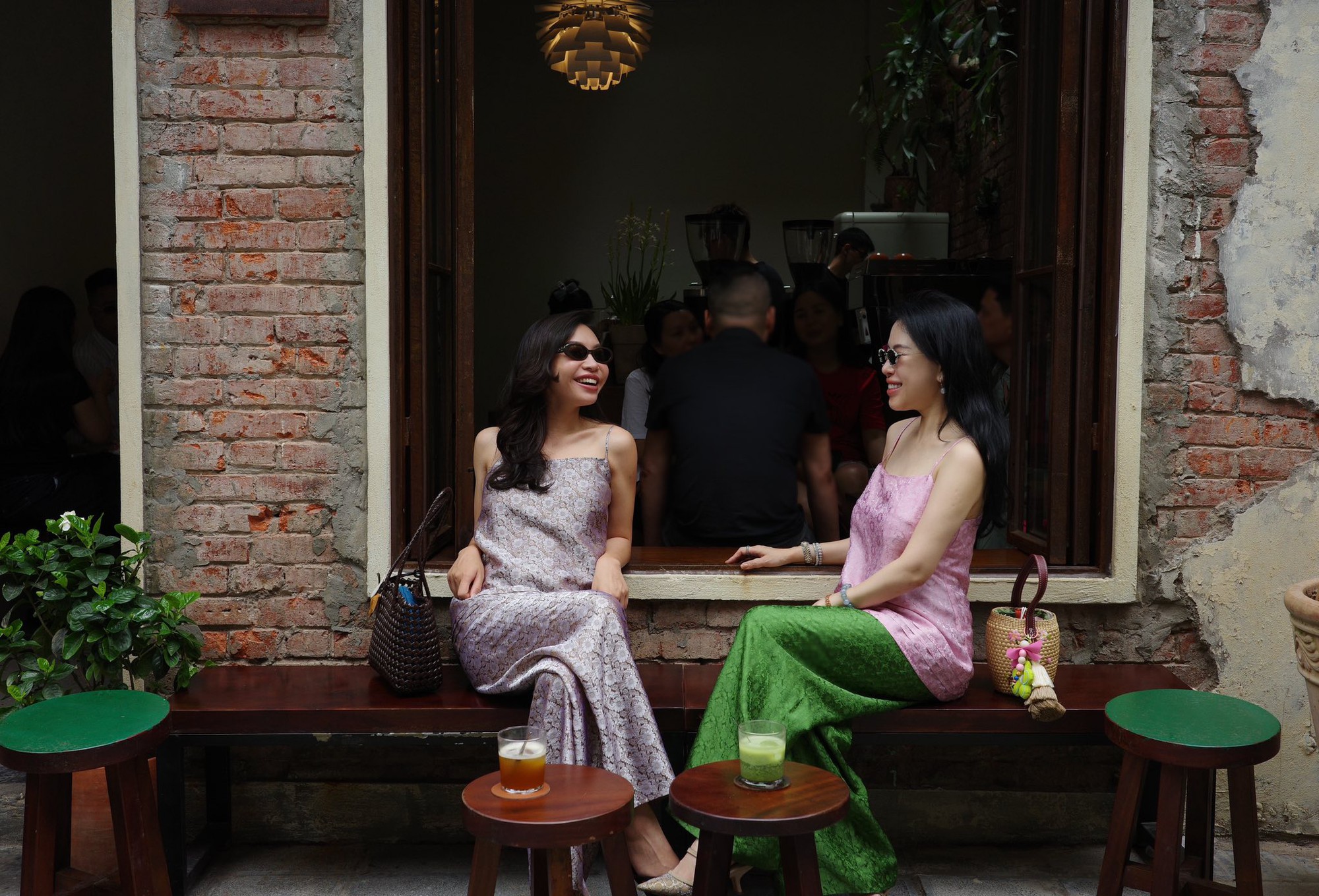 M&ugrave;a h&egrave; c&agrave;ng n&oacute;ng c&agrave;ng muốn mặc đồ lụa: Vừa m&aacute;t người, vừa sang m&agrave; kh&ocirc;ng cần cố - Ảnh 20.