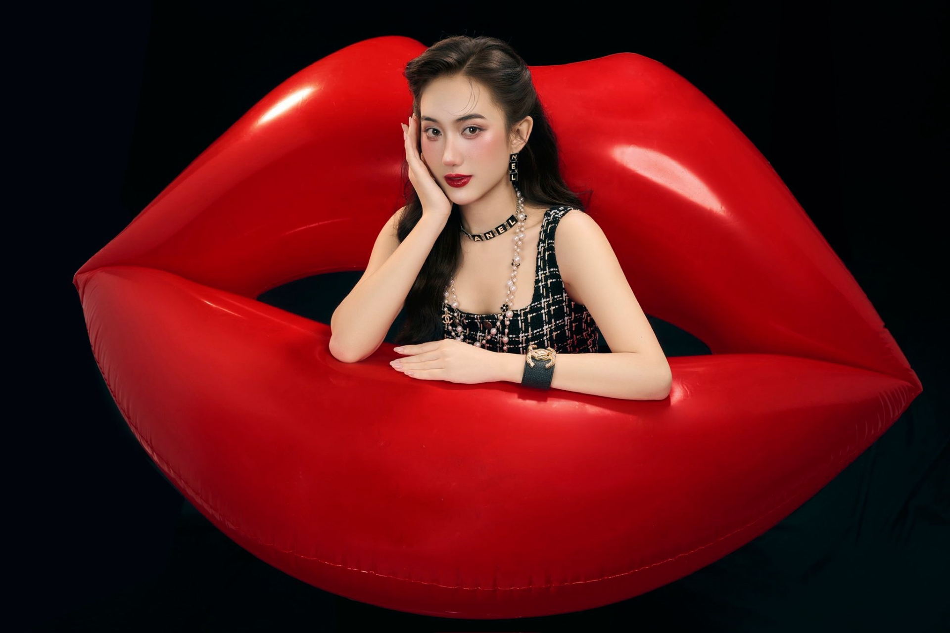 Ở Việt Nam c&oacute; 1 mỹ nh&acirc;n vừa xuất hiện đ&atilde; nhận b&atilde;o &ldquo;gạch đ&aacute;&rdquo; nhưng n&oacute;i về đẹp th&igrave; kh&ocirc;ng ai ch&ecirc; nổi- Ảnh 5.