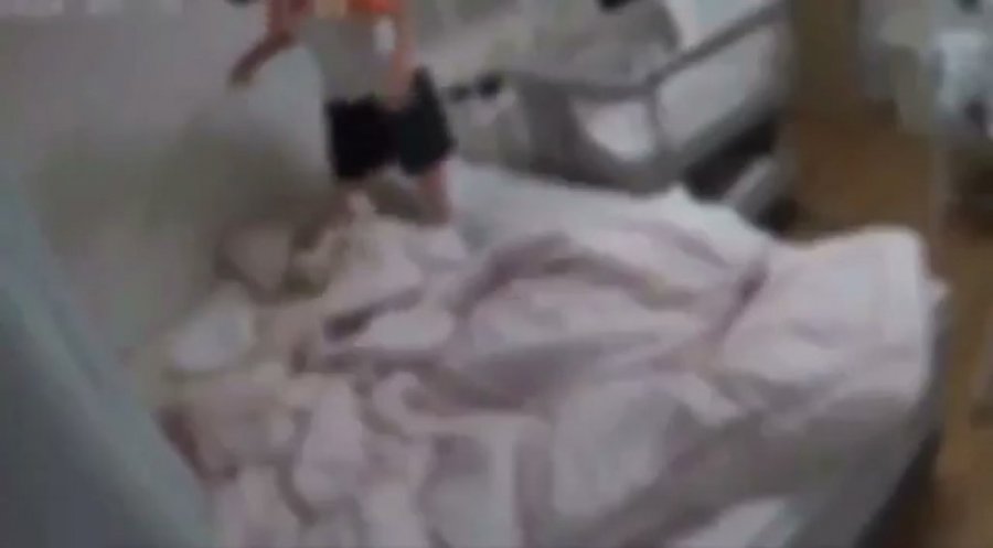Đoạn video g&acirc;y phẫn nộ: Cha mẹ c&ograve;n d&aacute;m cho con ở 1 m&igrave;nh với người lạ nữa kh&ocirc;ng?- Ảnh 1.