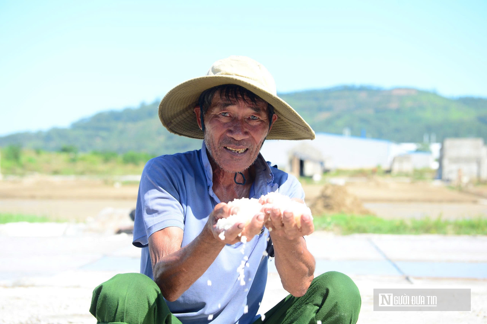 Di&ecirc;m d&acirc;n "rang m&igrave;nh" dưới nắng 40 độ, đổi lấy hơn 200 ngh&igrave;n đồng mỗi ng&agrave;y- Ảnh 10.