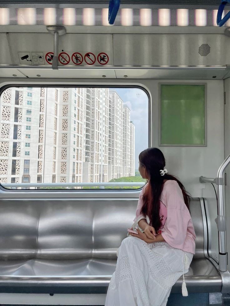 N&oacute;ng 40 độ, d&acirc;n văn ph&ograve;ng cất xe m&aacute;y ở nh&agrave;, đi l&agrave;m bằng Metro: Tiết kiệm được 2 tiếng b&ecirc;u nắng chen ch&uacute;c ngo&agrave;i đường- Ảnh 3.