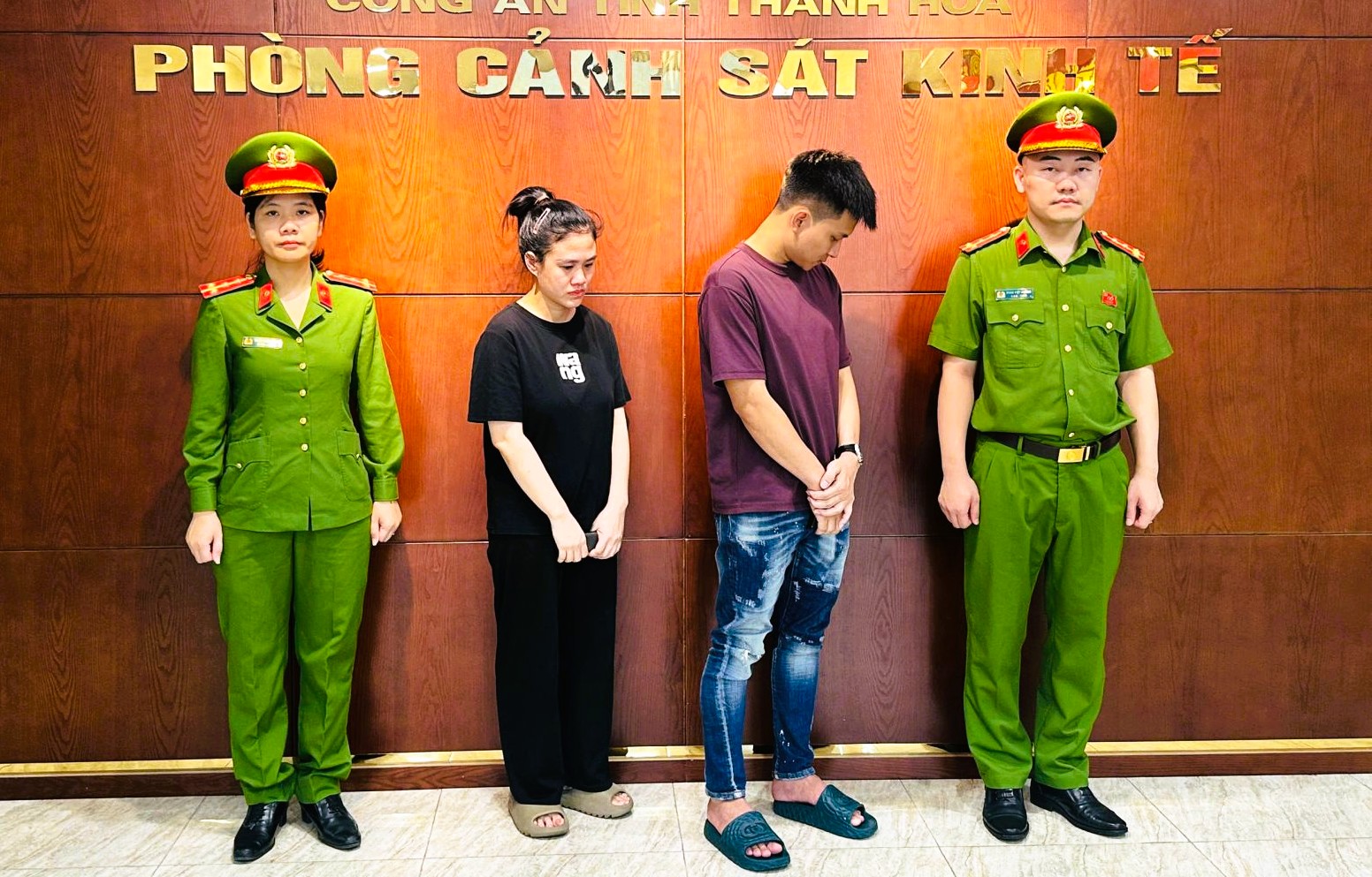 Khởi tố 2 bị can bán hàng giả mạo trị giá hơn 30 tỉ đồng - Ảnh 1.