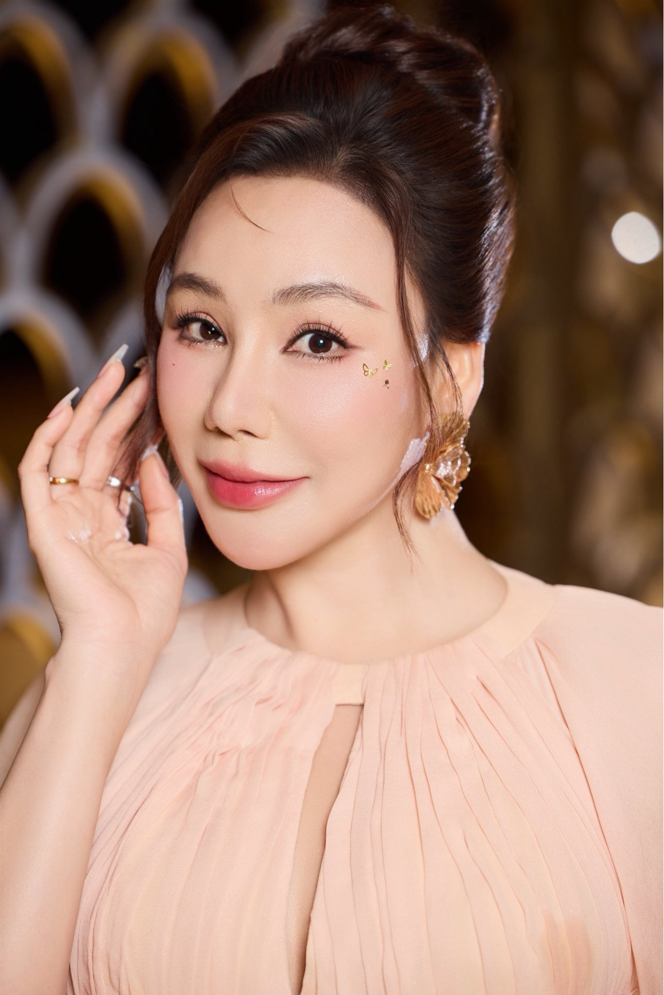 Việt Nam c&oacute; ph&uacute; b&agrave; h&aacute;t "thần sầu" l&agrave; thủ khoa trường qu&acirc;n đội, từng bị 1 diva mắng tr&ecirc;n truyền h&igrave;nh- Ảnh 1.