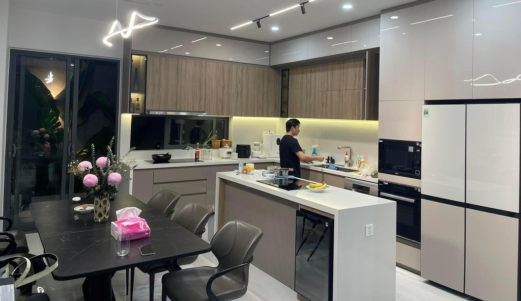 Nam nghệ sĩ U40 cưới vợ đẹp như "bạch nguyệt quang": Sở hữu nh&agrave; 3 tầng ở Nha Trang chill như resort ri&ecirc;ng- Ảnh 7.