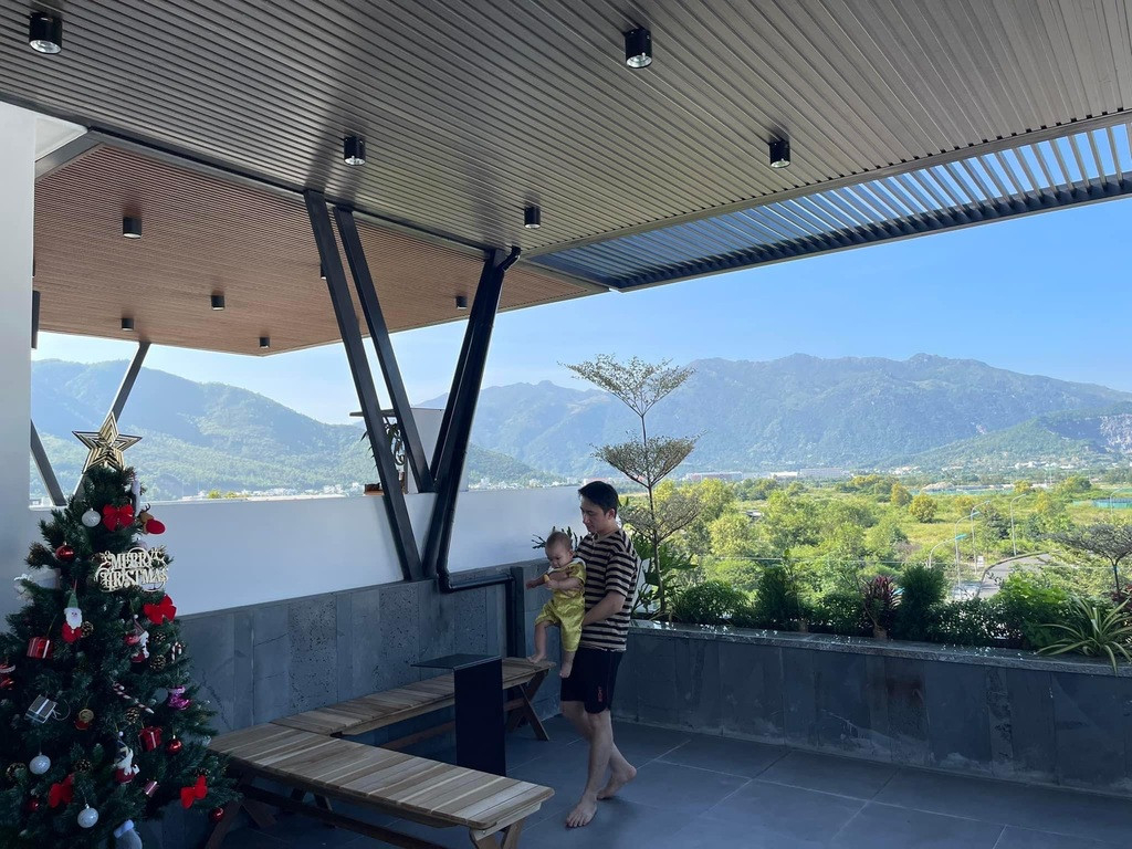Nam nghệ sĩ U40 cưới vợ đẹp như "bạch nguyệt quang": Sở hữu nh&agrave; 3 tầng ở Nha Trang chill như resort ri&ecirc;ng- Ảnh 10.