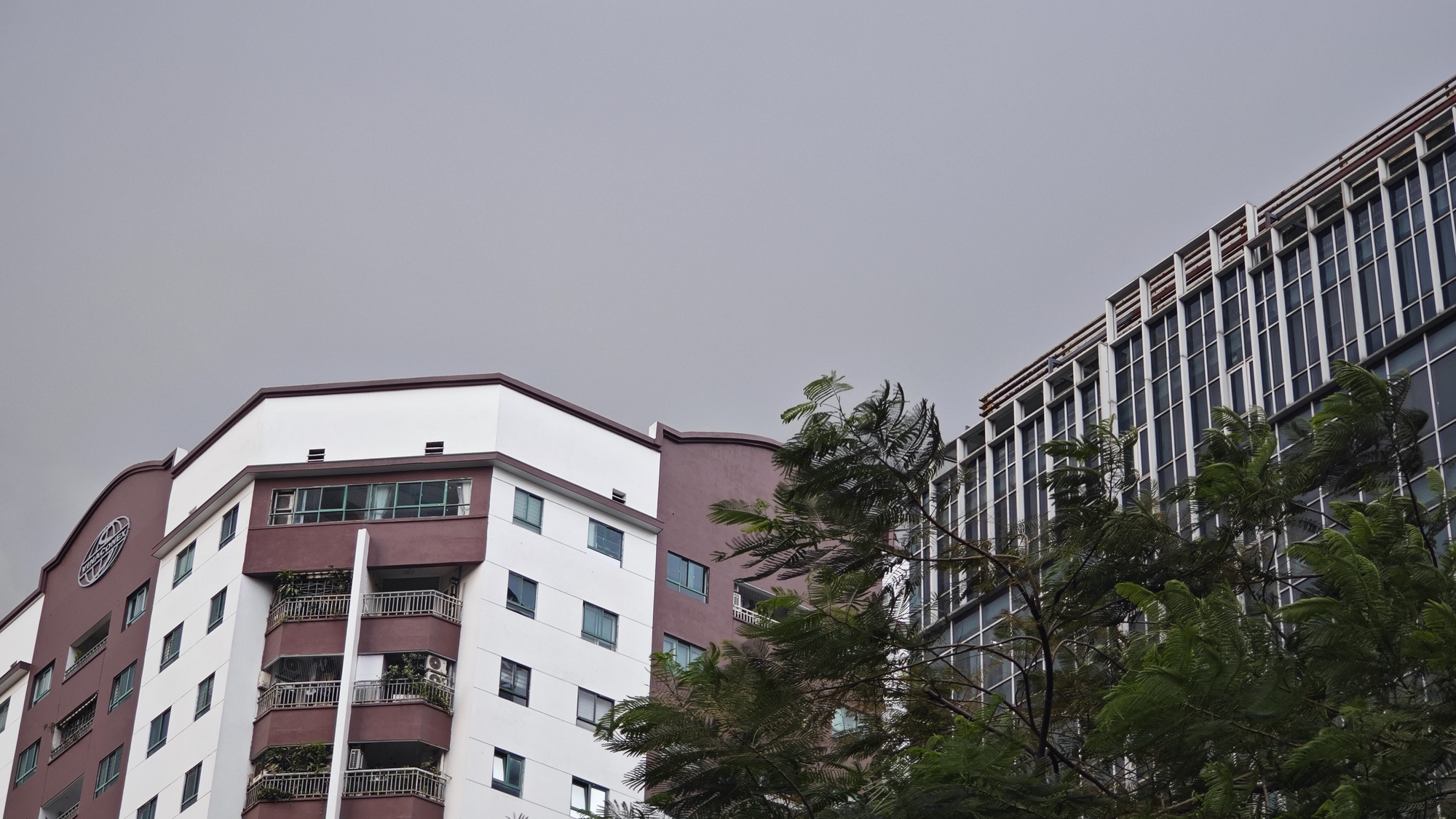 Bầu trời Hà Nội ngay lúc này: Người dân chuẩn bị Hà Nội mưa rồi! - Ảnh 3.