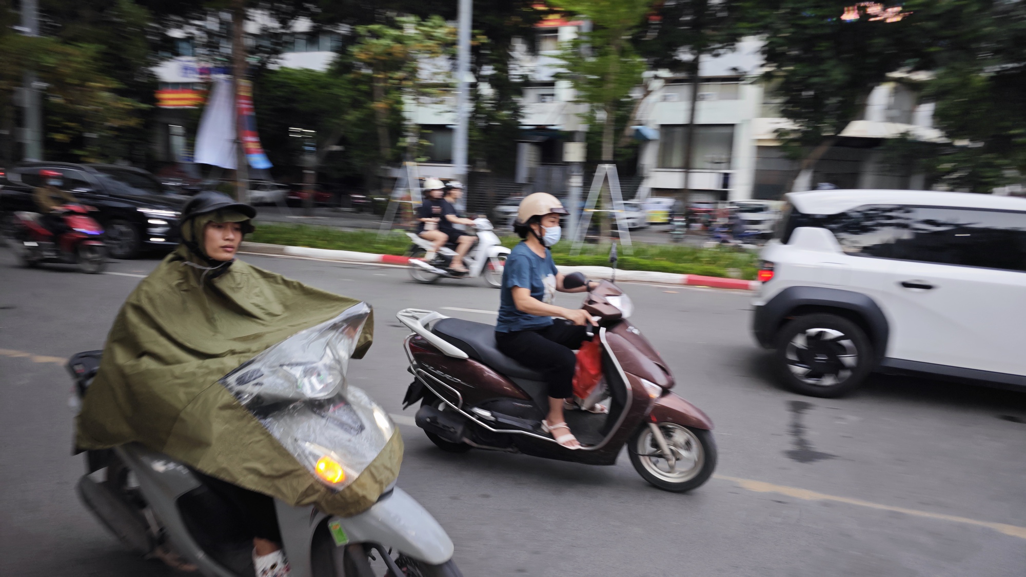 Bầu trời Hà Nội ngay lúc này: Người dân chuẩn bị Hà Nội mưa rồi! - Ảnh 4.