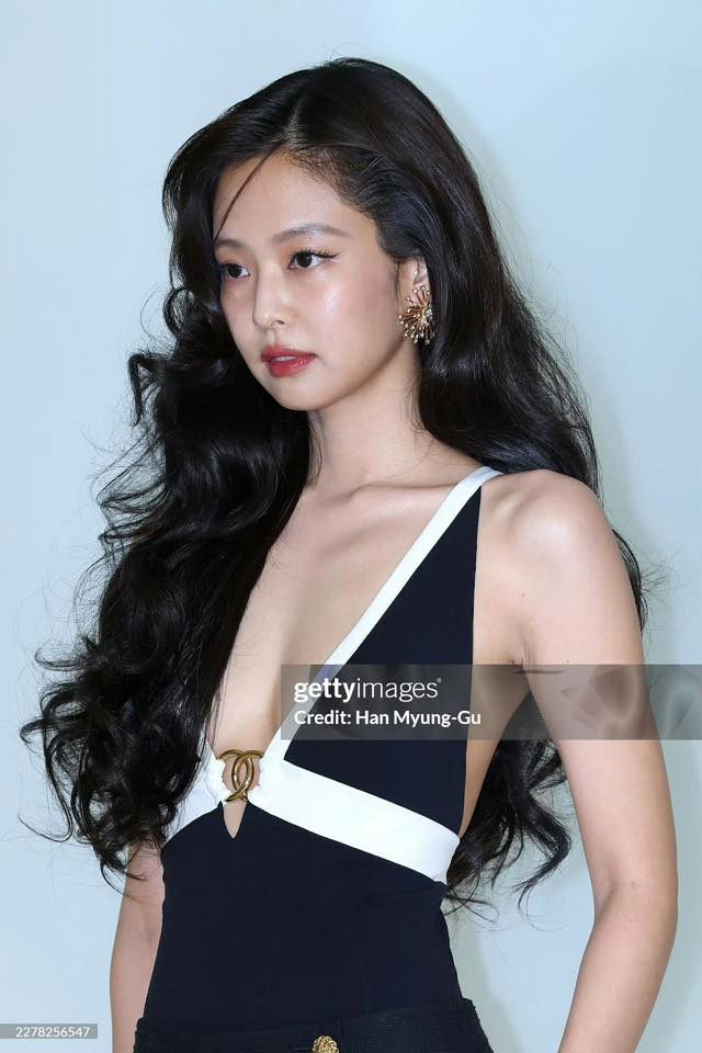 B&iacute; mật đằng sau khuyết điểm tr&ecirc;n gương mặt tỷ lệ v&agrave;ng của Jennie (BLACKPINK)- Ảnh 1.