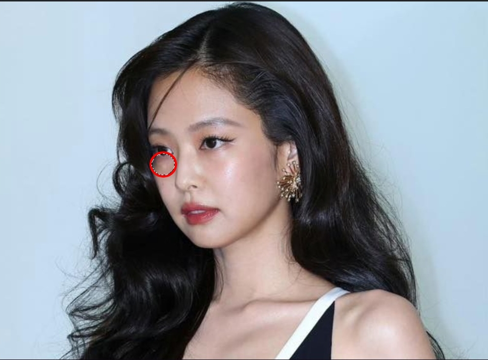 B&iacute; mật đằng sau khuyết điểm tr&ecirc;n gương mặt tỷ lệ v&agrave;ng của Jennie (BLACKPINK)- Ảnh 2.