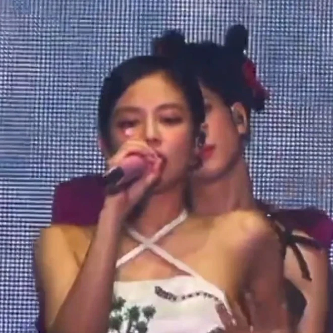 B&iacute; mật đằng sau khuyết điểm tr&ecirc;n gương mặt tỷ lệ v&agrave;ng của Jennie (BLACKPINK)- Ảnh 4.
