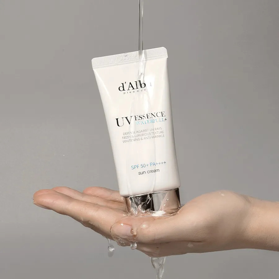 7 kem chống nắng SPF 50+ d&agrave;nh cho m&ugrave;a h&egrave;: C&oacute; loại nhẹ như serum, c&oacute; em kiềm dầu "đỉnh ch&oacute;p" - Ảnh 3.
