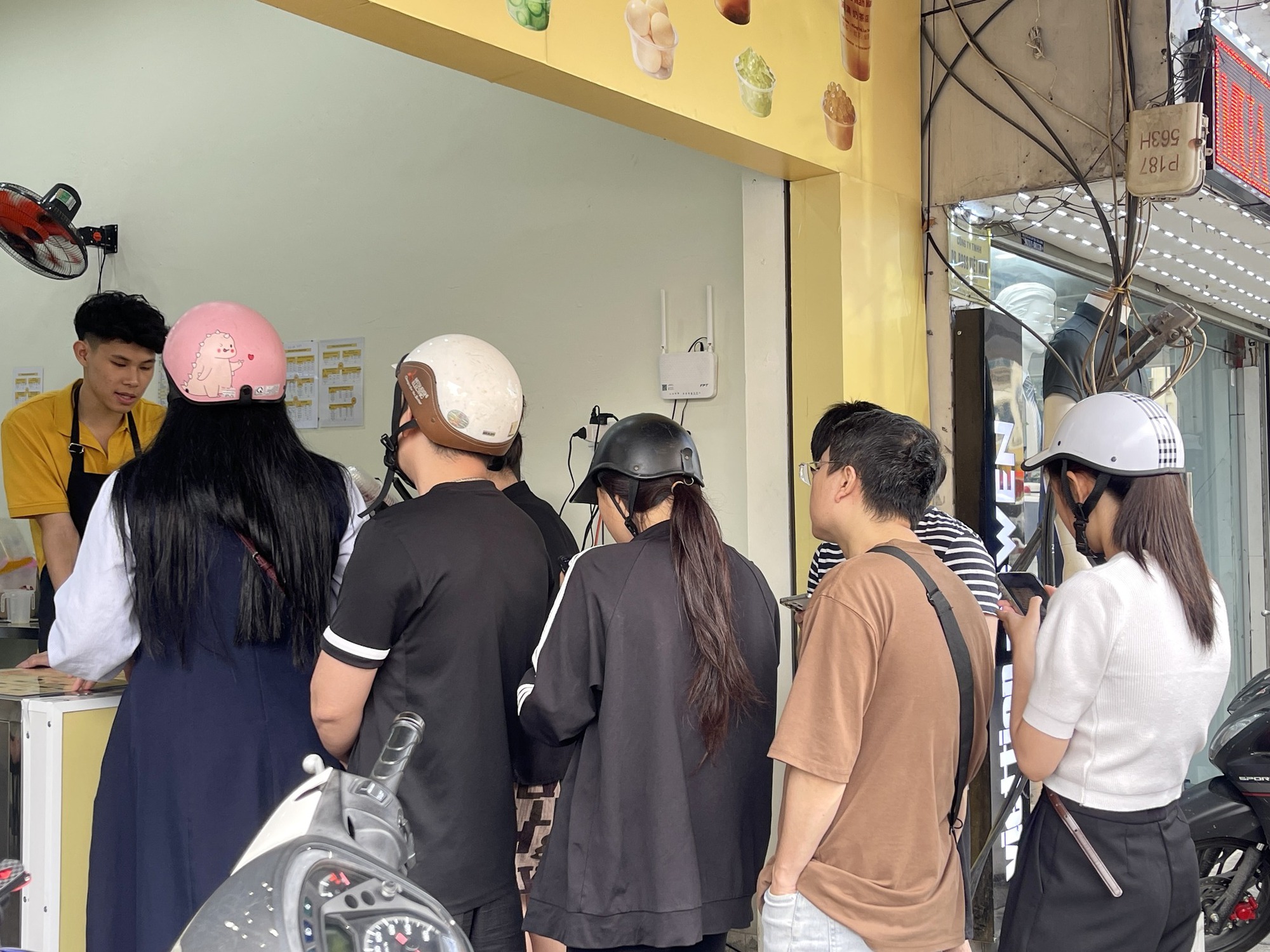 Trà sữa 7.000 đồng “đổ bộ” Hà Nội, trời nóng 40 độ khách vẫn xếp hàng mua- Ảnh 6. Trà sữa 7.000 đồng “đổ bộ” Hà Nội, trời nóng 40 độ khách vẫn xếp hàng mua- Ảnh 6.