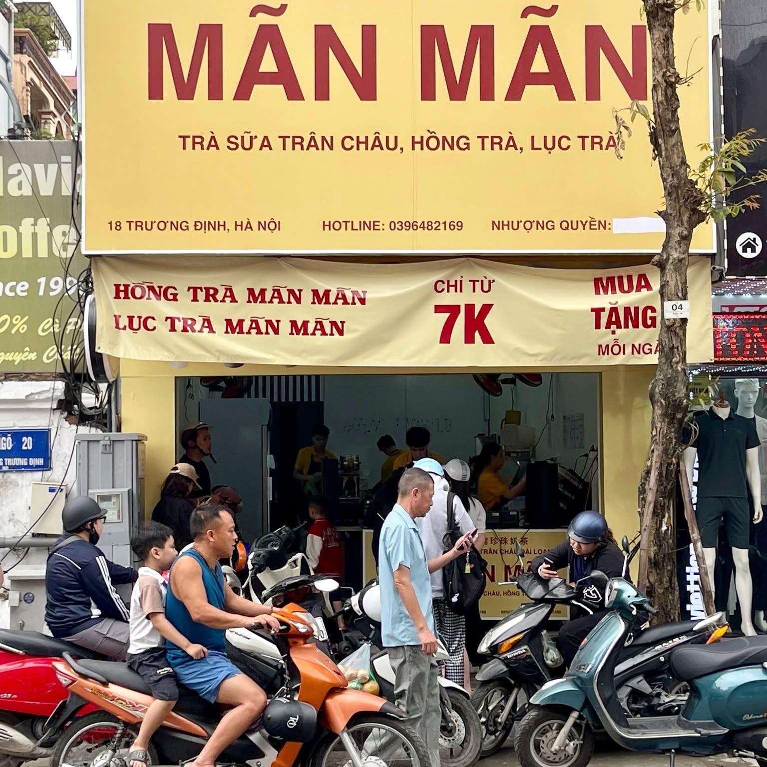 Trà sữa 7.000 đồng “đổ bộ” Hà Nội, trời nóng 40 độ khách vẫn xếp hàng mua- Ảnh 5. Trà sữa 7.000 đồng “đổ bộ” Hà Nội, trời nóng 40 độ khách vẫn xếp hàng mua- Ảnh 5.