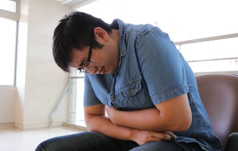 Người đ&agrave;n &ocirc;ng 40 tuổi mắc ung thư gan v&igrave; thứ nước 