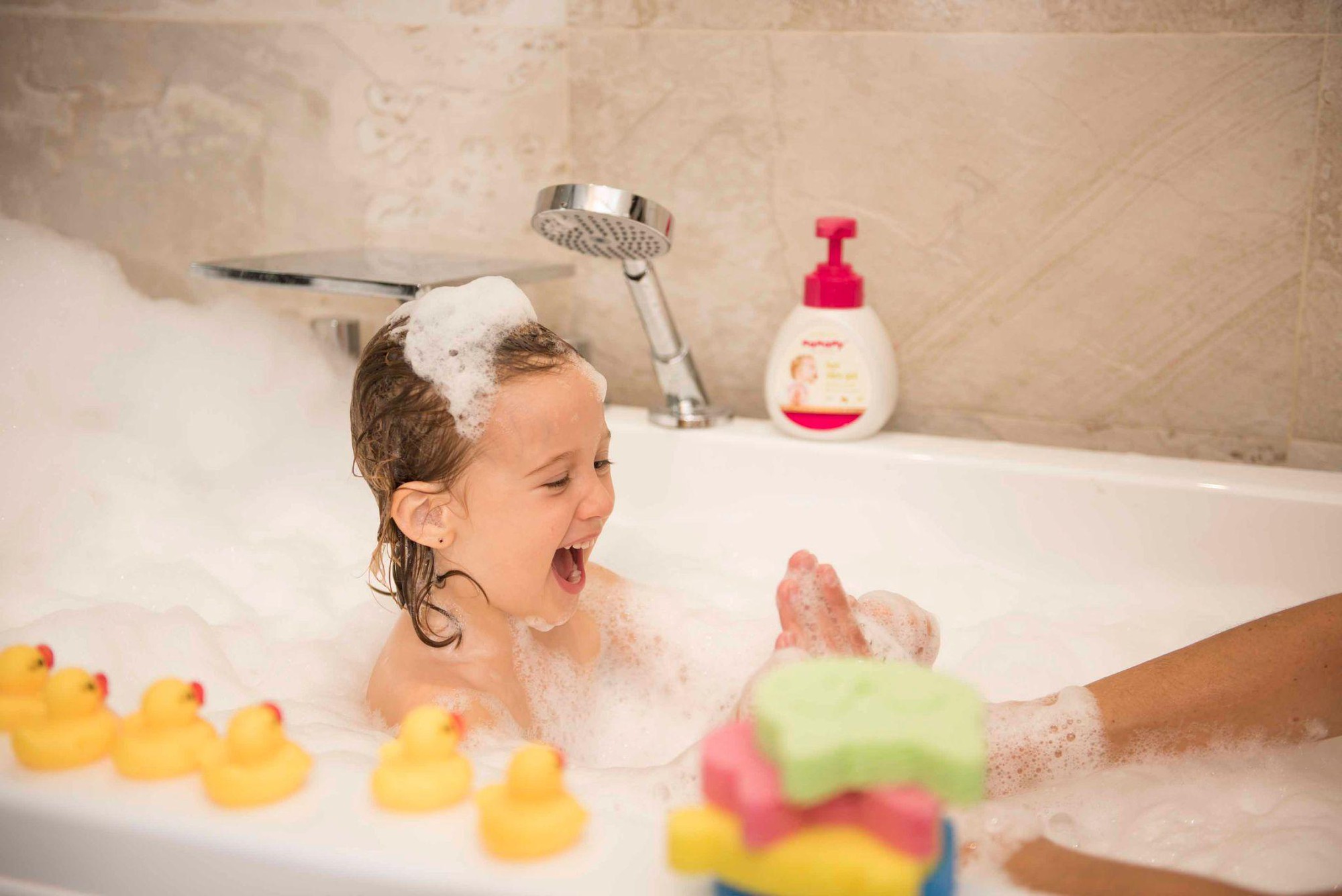 Mua đồ cho b&eacute;: Điều quan trọng nằm ở mặt sau bao b&igrave; - Ảnh 3.