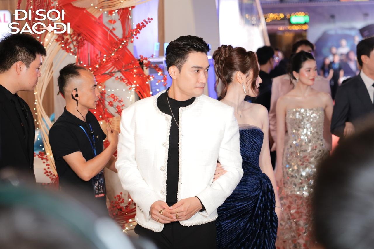Thảm đỏ HOT nhất h&ocirc;m nay: Tiểu Vy - Phương Nga đọ sắc b&ugrave;ng nổ, 1 mỹ nh&acirc;n Gen Z đẹp đi&ecirc;n l&ecirc;n được- Ảnh 10.