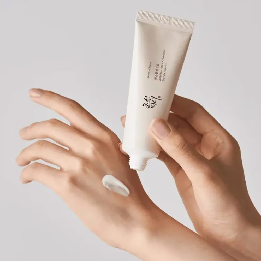 7 kem chống nắng SPF 50+ d&agrave;nh cho m&ugrave;a h&egrave;: C&oacute; loại nhẹ như serum, c&oacute; em kiềm dầu "đỉnh ch&oacute;p" - Ảnh 2.