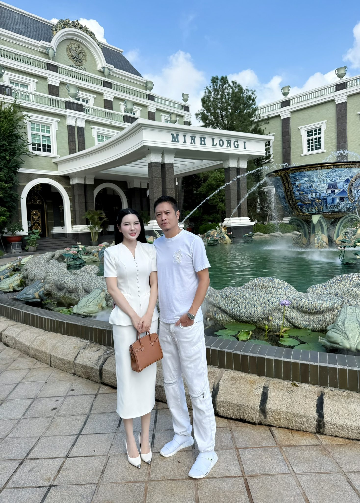 Cặp vợ chồng trung ni&ecirc;n "chiếm s&oacute;ng" MXH những ng&agrave;y qua l&agrave; ai? - C&oacute; con lớn 20 tuổi nhưng nhan sắc c&ocirc; vợ kh&ocirc;ng tin nổi!- Ảnh 5.