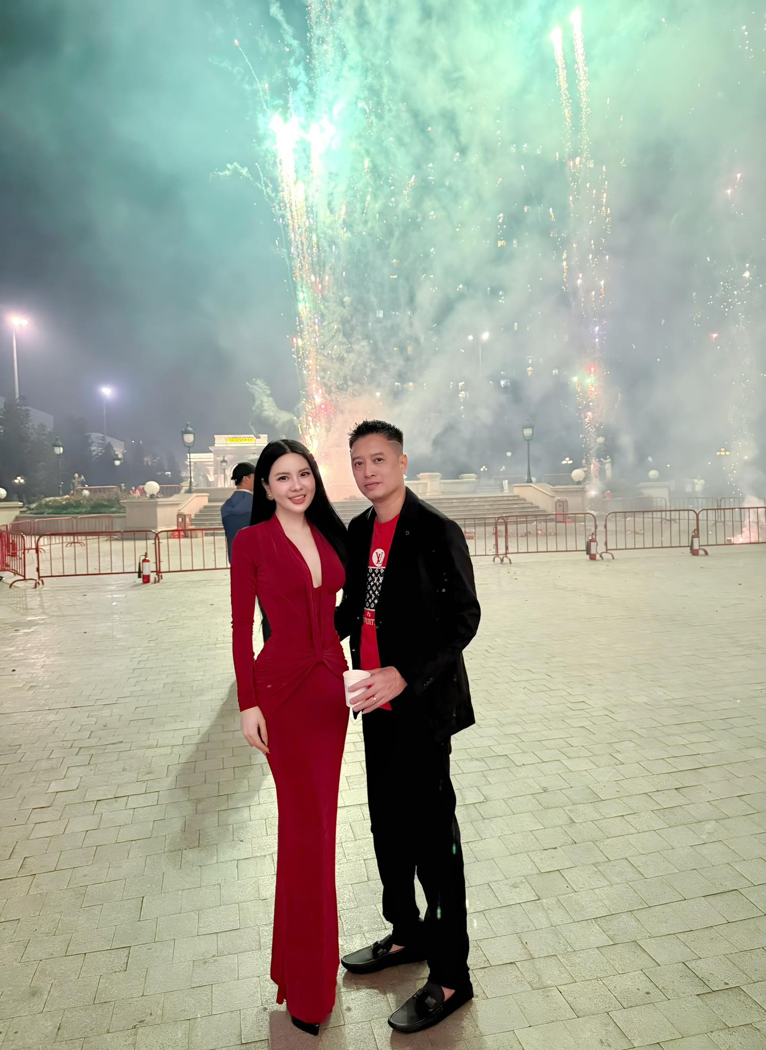 Cặp vợ chồng trung ni&ecirc;n "chiếm s&oacute;ng" MXH những ng&agrave;y qua l&agrave; ai? - C&oacute; con lớn 20 tuổi nhưng nhan sắc c&ocirc; vợ kh&ocirc;ng tin nổi!- Ảnh 4.