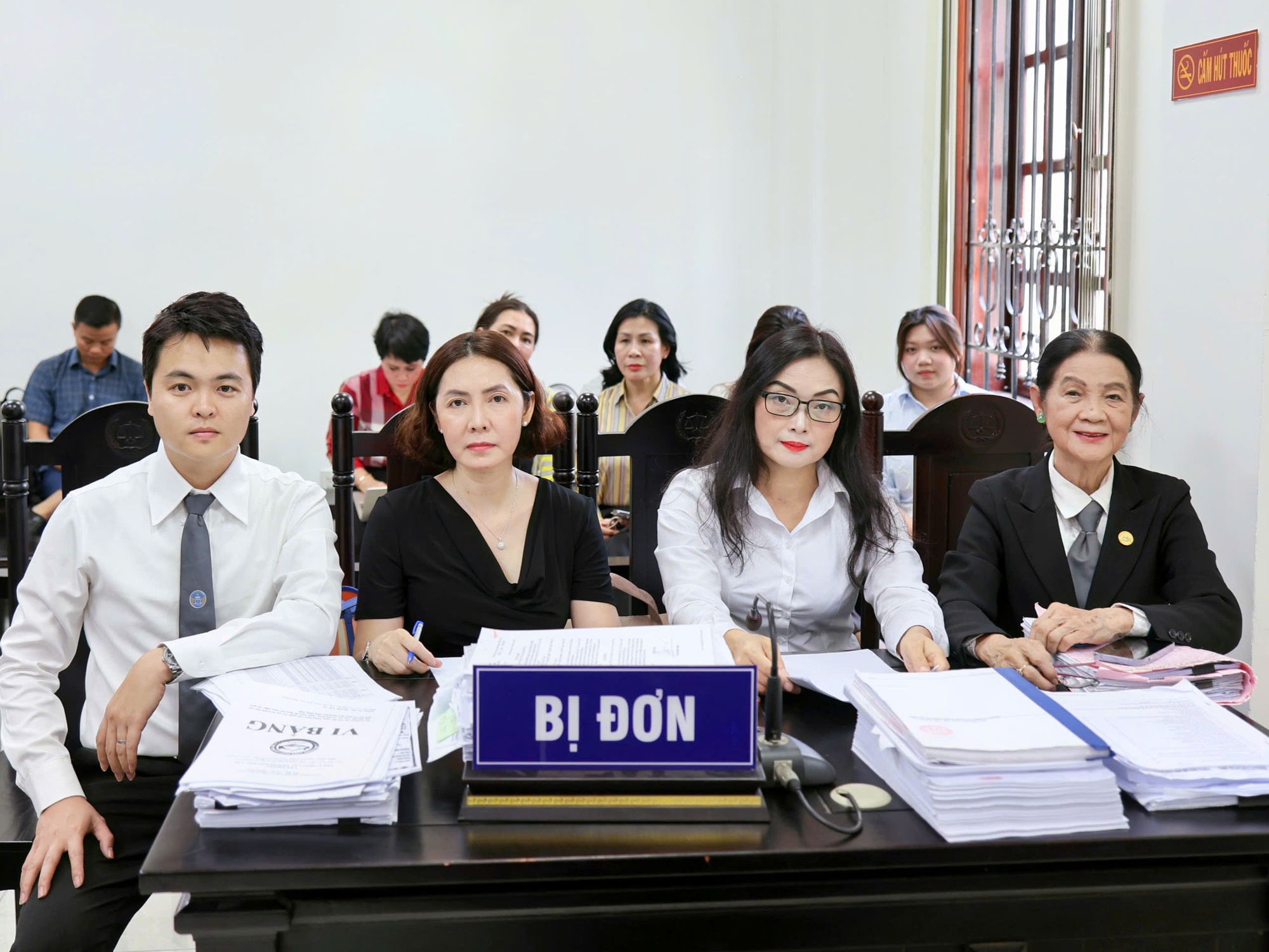 Phiên xử ly hôn 1.200 tỉ đồng ở TPHCM tạm dừng để làm rõ việc Bộ Công an khám xét hệ thống nha khoa - Ảnh 1.