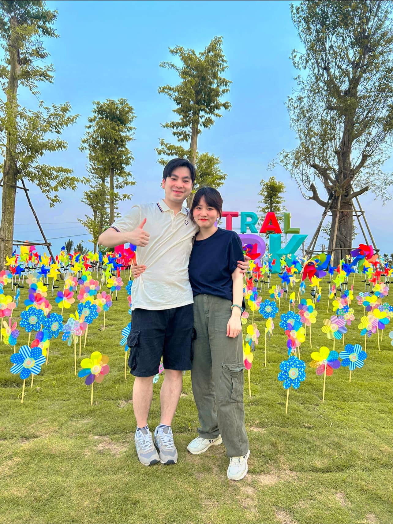 H&ocirc;n nh&acirc;n k&iacute;n tiếng của chị g&aacute;i Quang Linh Vlogs trước khi ly dị: Cưới bạn c&ugrave;ng lớp, chồng từng l&agrave; &ldquo;c&aacute;nh tay đắc lực&rdquo; trong team Ch&acirc;u Phi- Ảnh 2.