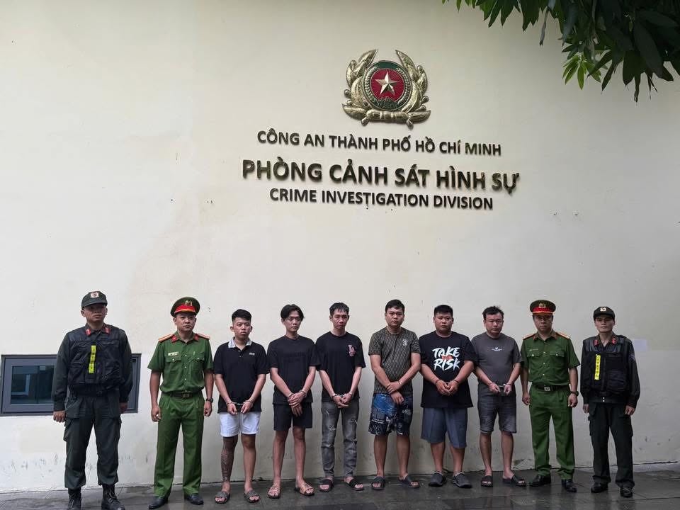 Lời khai của nhóm đối tượng cướp tiệm vàng ở TP.HCM: Quen nhau qua hội "Vỡ nợ thích làm liều"- Ảnh 1. Lời khai của nhóm đối tượng cướp tiệm vàng ở TP.HCM: Quen nhau qua hội "Vỡ nợ thích làm liều"- Ảnh 1.