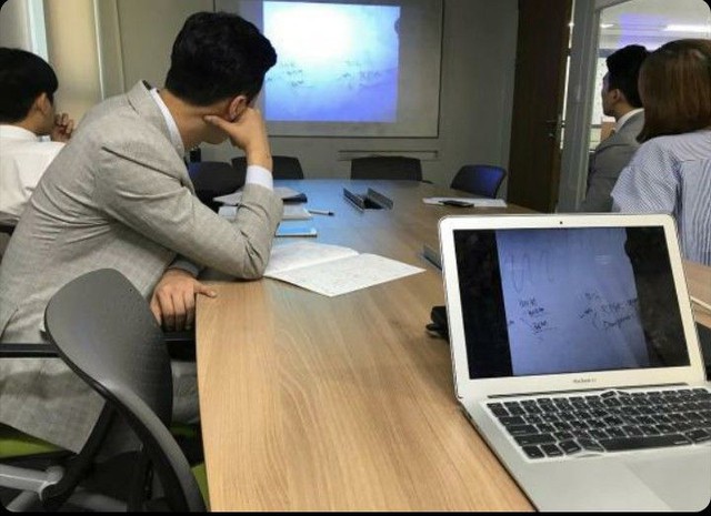 &ldquo;Ng&agrave;y l&agrave;m việc v&ocirc; tận&rdquo;: H&agrave;ng trăm email v&agrave; cuộc họp ph&aacute;t sinh, 21h rời văn ph&ograve;ng v&agrave; kh&ocirc;ng c&ograve;n sau đ&oacute; nữa- Ảnh 1.