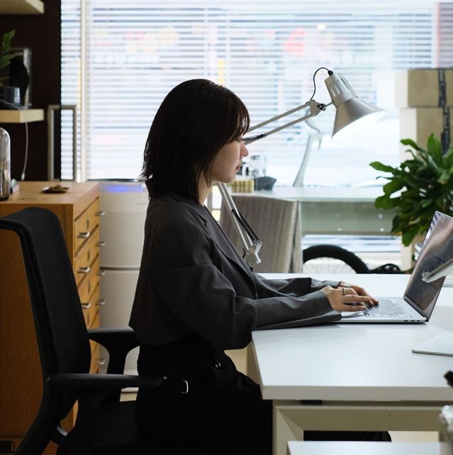 &ldquo;Ng&agrave;y l&agrave;m việc v&ocirc; tận&rdquo;: H&agrave;ng trăm email v&agrave; cuộc họp ph&aacute;t sinh, 21h rời văn ph&ograve;ng v&agrave; kh&ocirc;ng c&ograve;n sau đ&oacute; nữa- Ảnh 2.