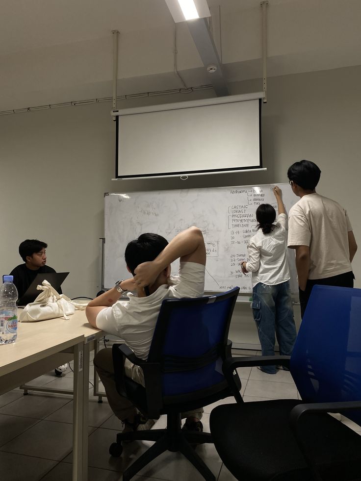 Ph&aacute;t mệt với những cuộc họp kh&ocirc;ng ra được việc g&igrave;- Ảnh 2.