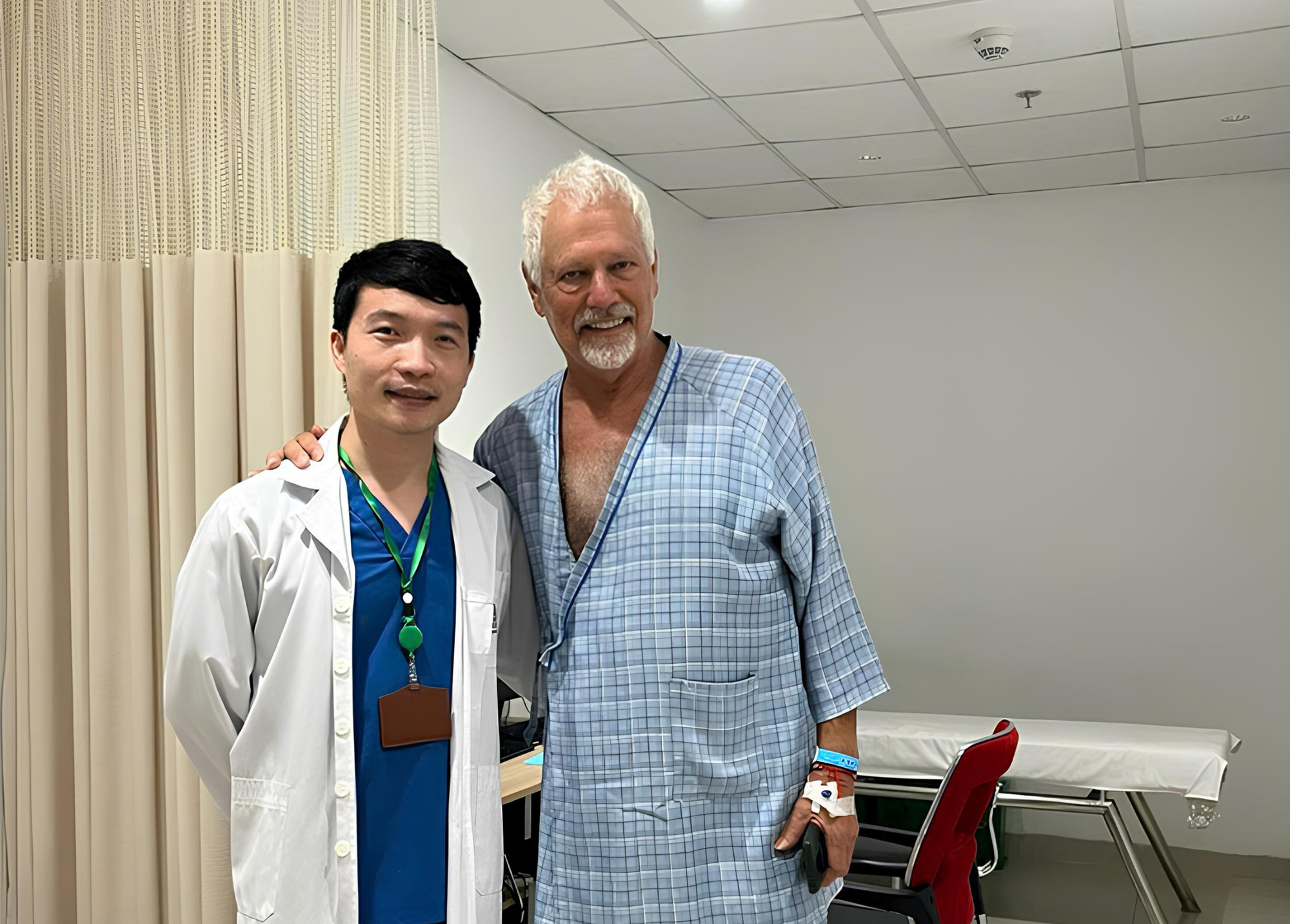 Kh&aacute;ch T&acirc;y l&agrave; nhạc sĩ sang 1 bệnh viện ở Việt Nam chữa đi tiểu 20 ph&uacute;t/lần: "B&acirc;y giờ t&ocirc;i thấy m&igrave;nh đang ở trong 1 cơ thể mới" - Ảnh 4.