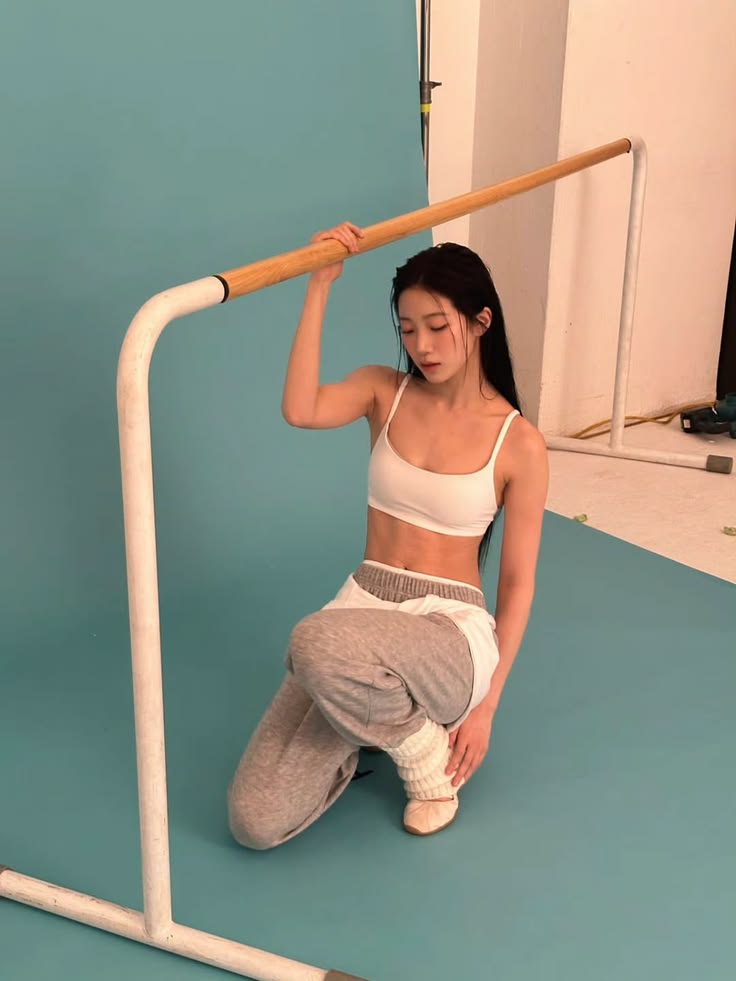 "Bản sao Suzy" khoe cơ bụng n&eacute;t căng, n&eacute;t sang kh&ocirc;ng k&eacute;m Jennie- Ảnh 12.
