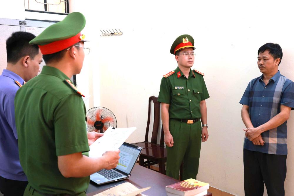 Khởi tố, bắt giam người đ&agrave;n &ocirc;ng thu mua heo dịch về giết mổ b&aacute;n ra thị trường- Ảnh 1.