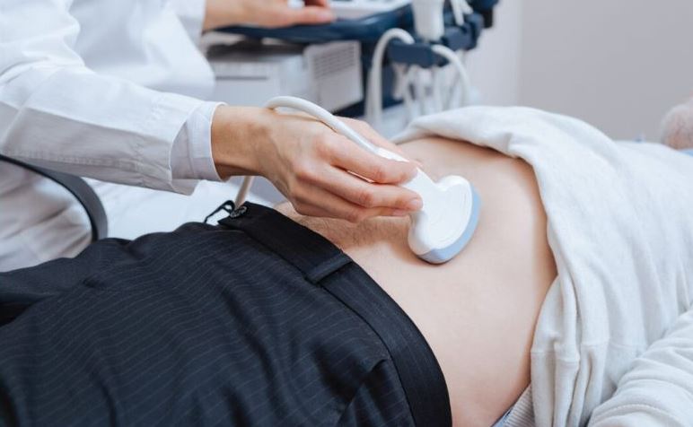 Đau bụng li&ecirc;n tục suốt 3 th&aacute;ng, người đ&agrave;n &ocirc;ng 70 tuổi sốc nặng khi ph&aacute;t hiện b&iacute; mật "đ&aacute;ng sợ" - Ảnh 1.