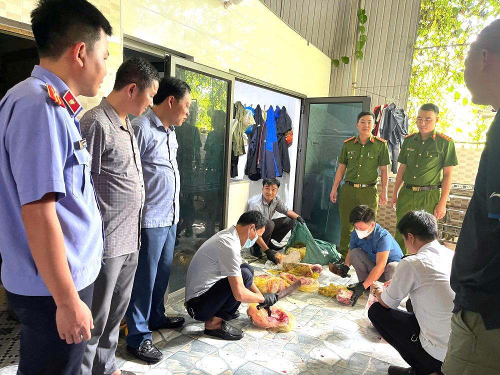 Khởi tố, bắt giam người đ&agrave;n &ocirc;ng thu mua heo dịch về giết mổ b&aacute;n ra thị trường- Ảnh 2.