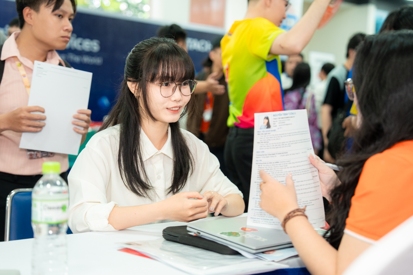 &ldquo;Nh&uacute;ng&rdquo; doanh nghiệp v&agrave;o giảng đường, HUTECH mở đặc quyền &ldquo;chốt&rdquo; việc cho sinh vi&ecirc;n - Ảnh 1.