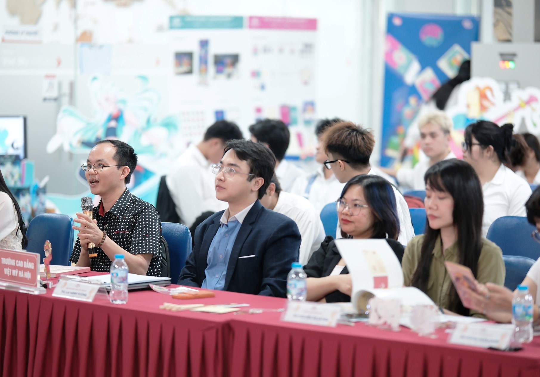 Sinh vi&ecirc;n Cao đẳng Việt Mỹ đ&aacute;nh thức vẻ đẹp tranh Đ&ocirc;ng Hồ bằng mỹ thuật số v&agrave; AI - Ảnh 3.
