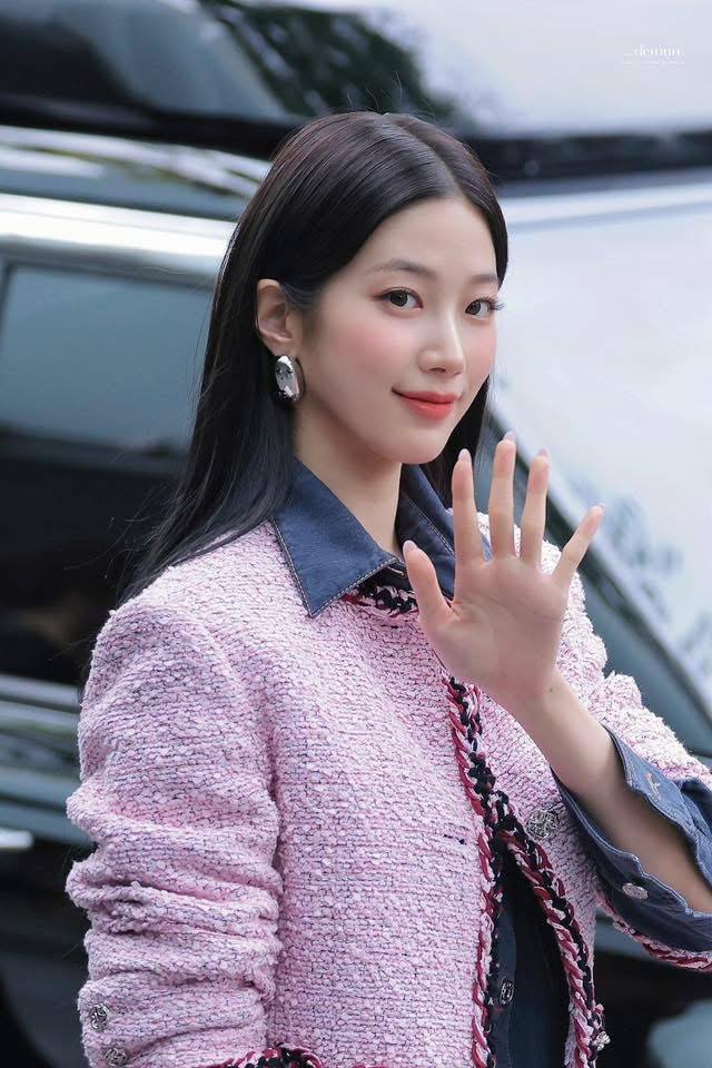 "Bản sao Suzy" khoe cơ bụng n&eacute;t căng, n&eacute;t sang kh&ocirc;ng k&eacute;m Jennie- Ảnh 8.