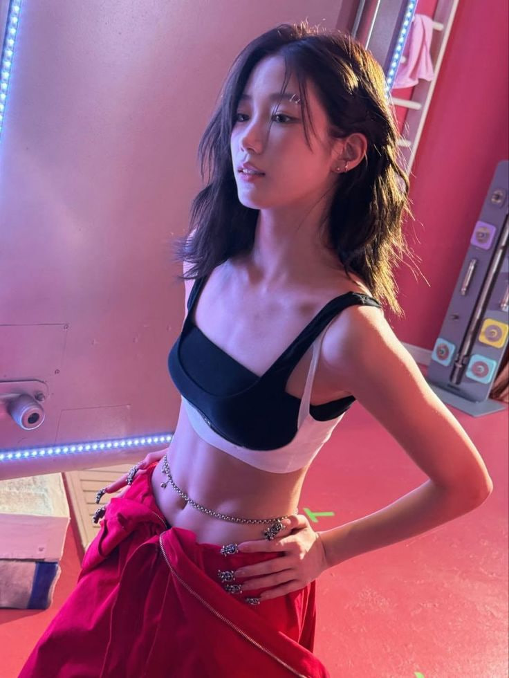 "Bản sao Suzy" khoe cơ bụng n&eacute;t căng, n&eacute;t sang kh&ocirc;ng k&eacute;m Jennie- Ảnh 11.