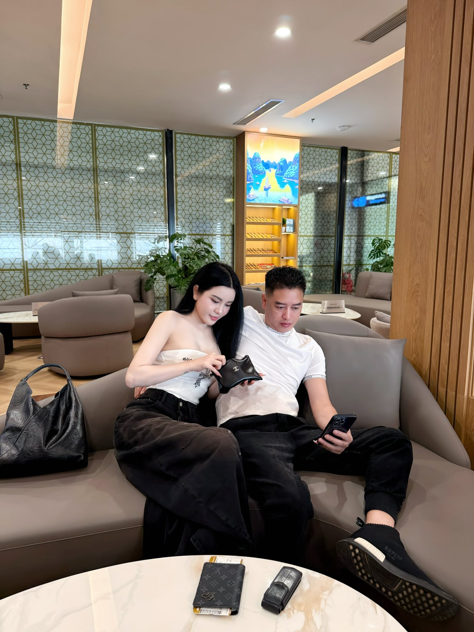 Cặp vợ chồng trung ni&ecirc;n "chiếm s&oacute;ng" MXH những ng&agrave;y qua l&agrave; ai? - C&oacute; con lớn 20 tuổi nhưng nhan sắc c&ocirc; vợ kh&ocirc;ng tin nổi!- Ảnh 2.