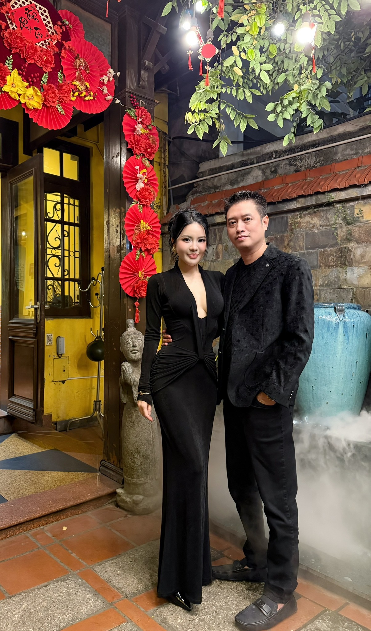 Cặp vợ chồng trung ni&ecirc;n "chiếm s&oacute;ng" MXH những ng&agrave;y qua l&agrave; ai? - C&oacute; con lớn 20 tuổi nhưng nhan sắc c&ocirc; vợ kh&ocirc;ng tin nổi!- Ảnh 1.